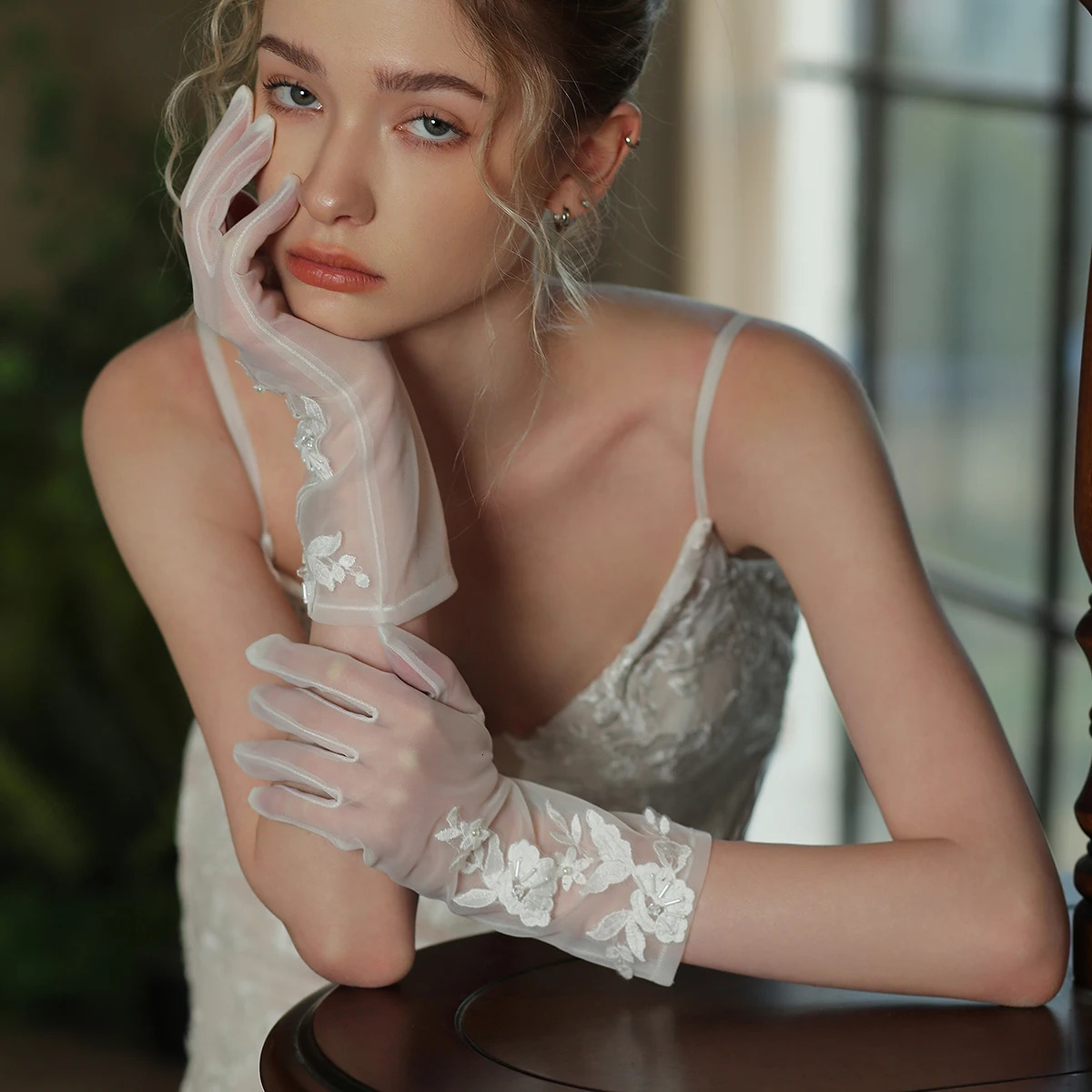 WG143 Thin Lace Wedding Gloves Elegant Short White Bride Po Props 250603