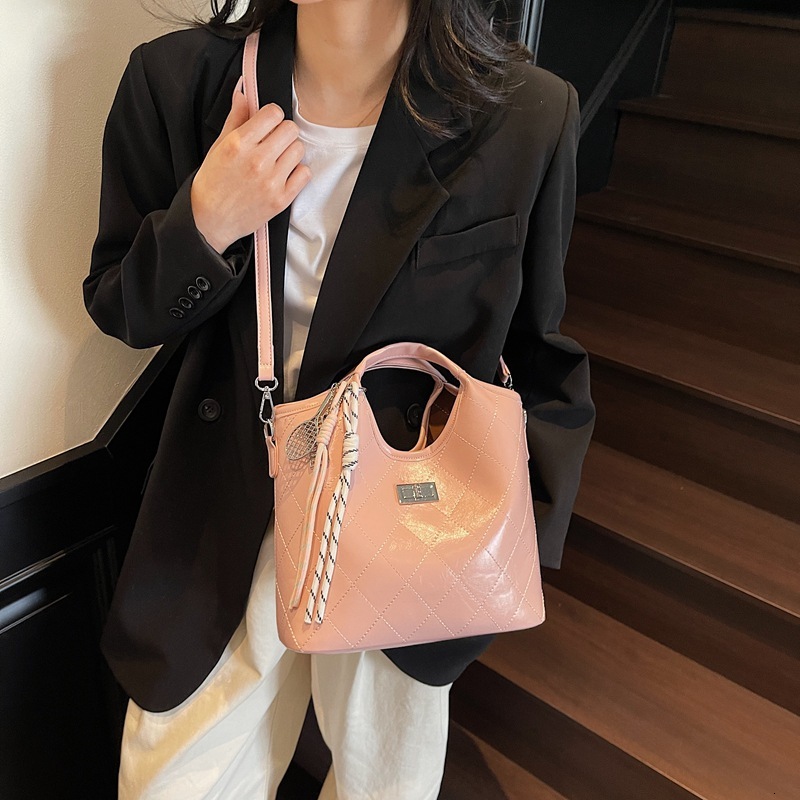 designer High-end Commuter Retro Bucket Bag for Women 2025 New Quilted Handbag Niche Fashion Single Shoulder Crossbody Bag