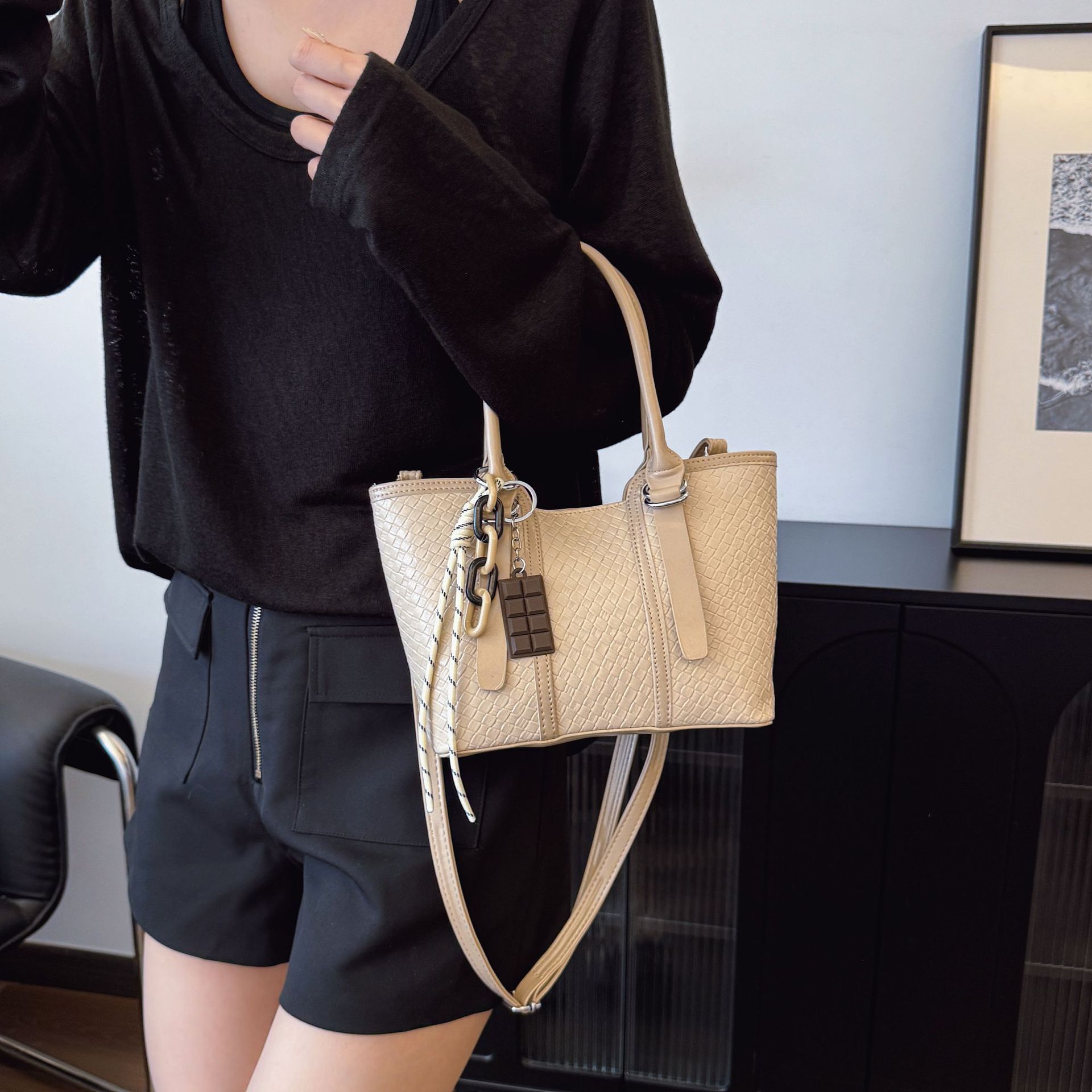 designer High-end Handheld Bucket Bag for Women 2025 New Korean Fashion Single Shoulder Bag Niche Simple Casual W