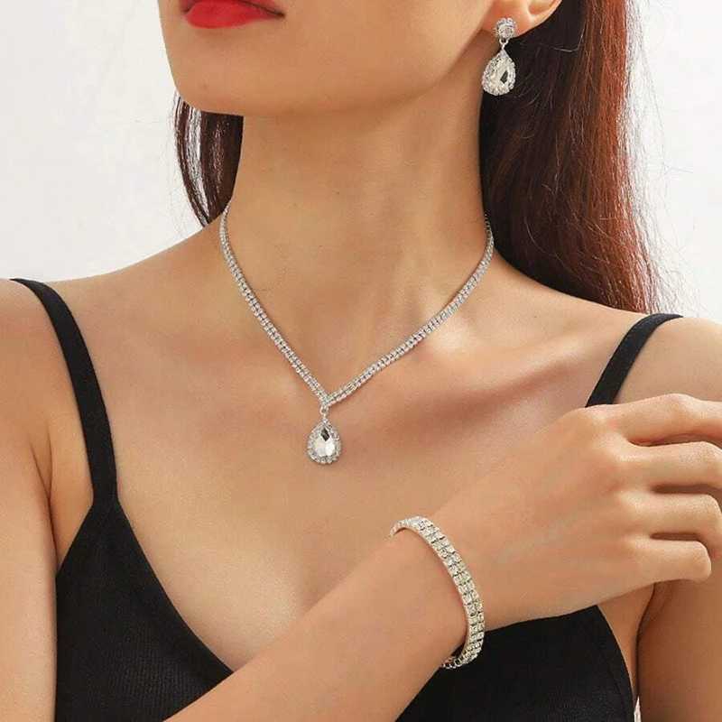 4 Pieces Luxurious Jewelry Set Exquisite Rhinestone Pendant Elegant Womens Crystal Silver Plated Necklace Earrings Set Z250607