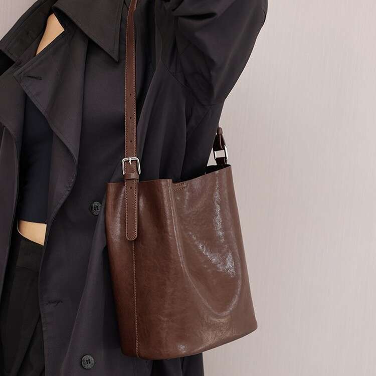 Leather bucket bag women's designer bags fashion retro crossbody bag commuting shoulder bag 2025 new genuine leather
