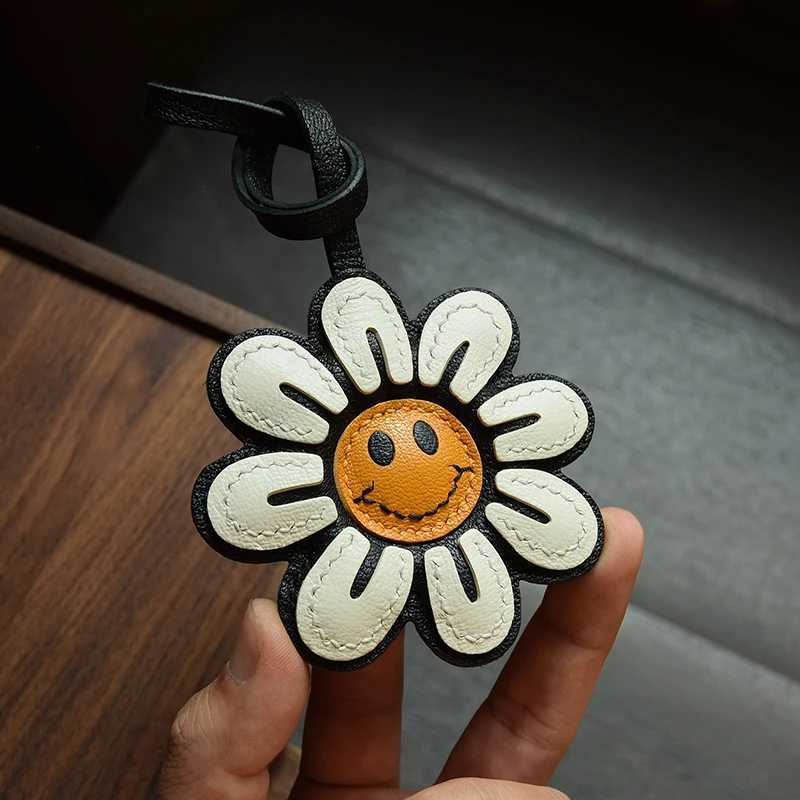 Handmade Leather Smile Sunflower Bag Charm KeyRing Key Chain Bags Pendant Keychain Handbag GirlS Gift Birthday Lovely Cute XJ250607