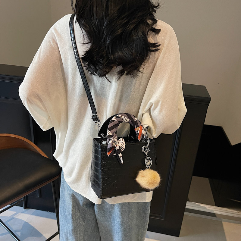 designer Crocodile Pattern Princess Diana Bag for Women 2025 New High-End Niche Luxury Shoulder Bag Versatile Stylish Crossbody Handbag