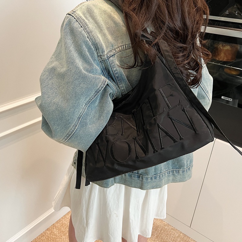 designer Large Capacity Casual Embroidered Letter Shoulder Underarm Bag for Women 2025 New Versatile Commuter Handheld Tote Bag