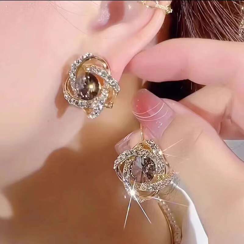 Fashionable and delicate golden crystal diamond earrings with inlaid stones for daily wear by ladies; wedding jewelry for the bride.