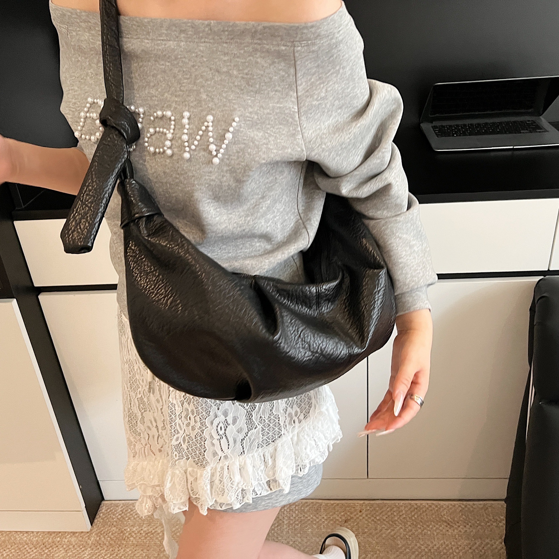 designer 2025 New Pleated Dumpling Bag Korean Fashion Retro Casual Commuter Versatile Handbag Underarm Crossbody Shoulde