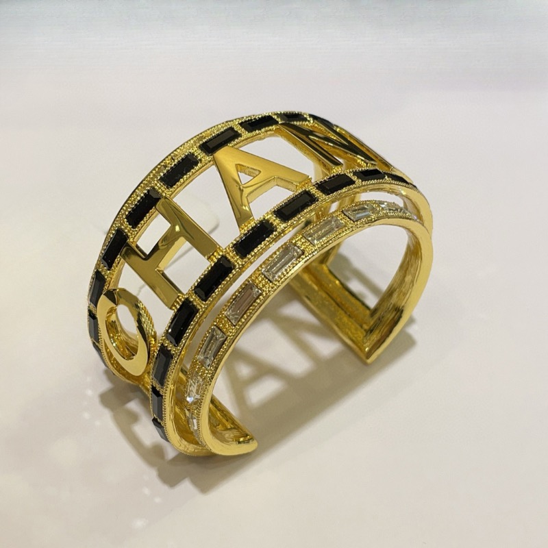 New Arrival Denim Metal Chain Wide Plate Retro Bracelet for Women Fashionable and Suitable for Daily Wear Court Style Button-shaped Opening Bracelet