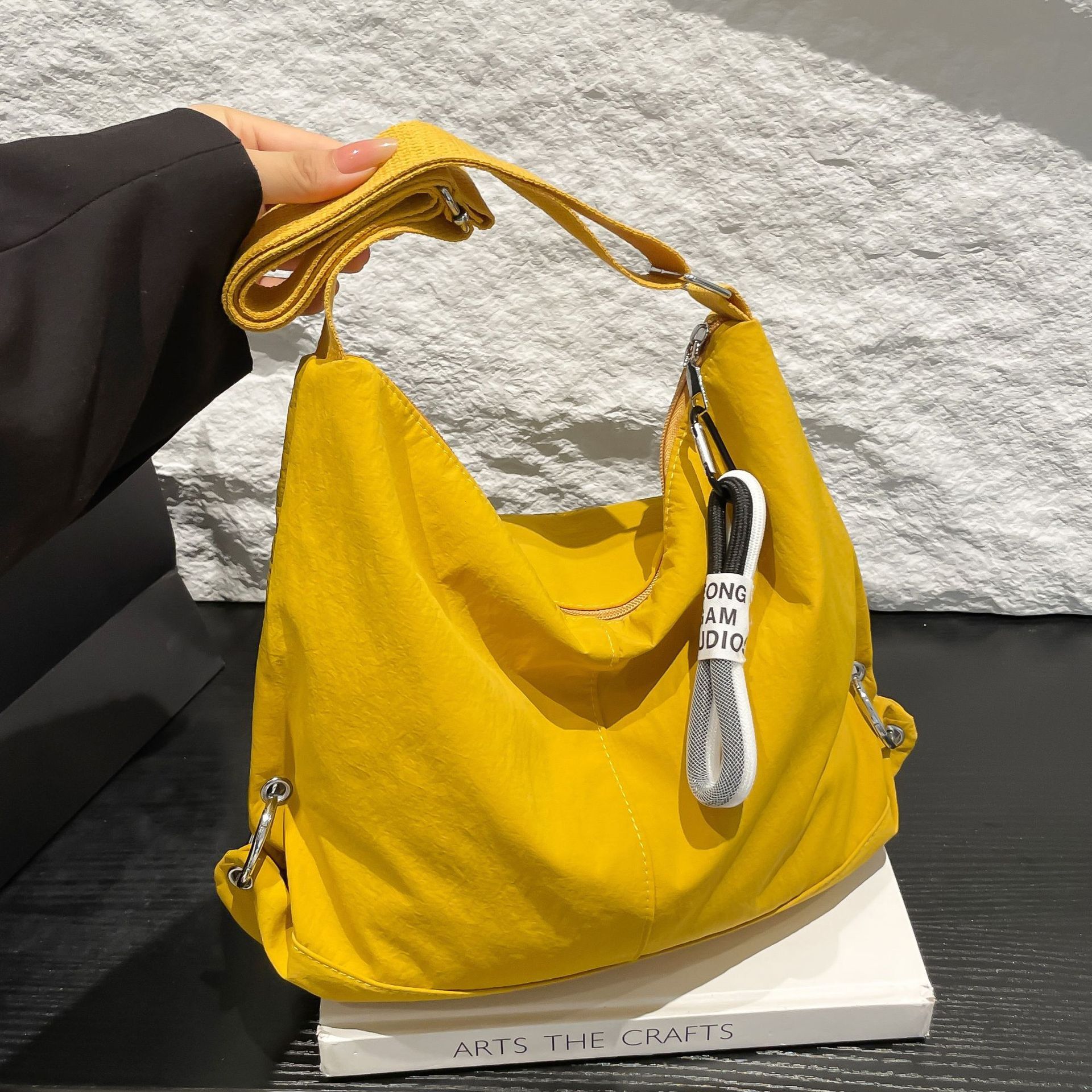 designer Korean Style Large Capacity Tote Bag for Women 2025 New Fashion Simple Crossbody Bag Lightweight Versatile Commuter Shoulde