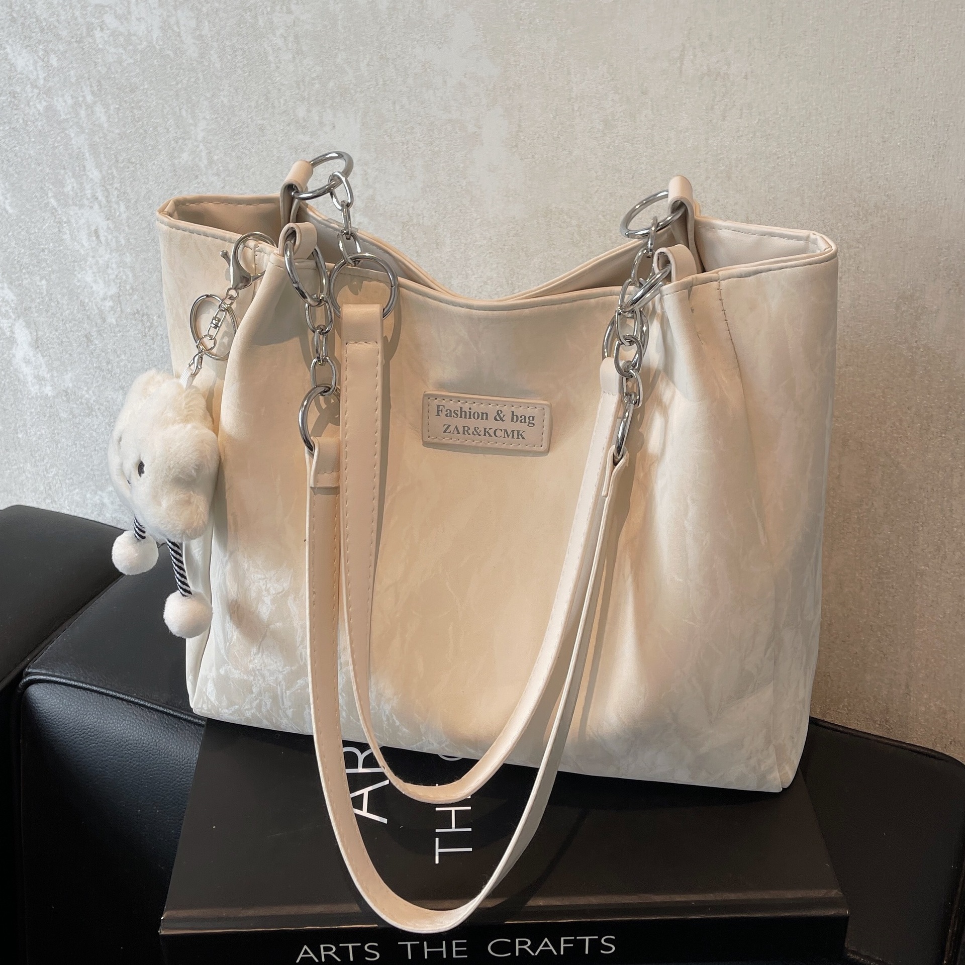 designer Casual Simple Underarm Bag 2025 New Versatile Fashion Commuter Shoulder Bag High-end Large Capacity Tote Bag for