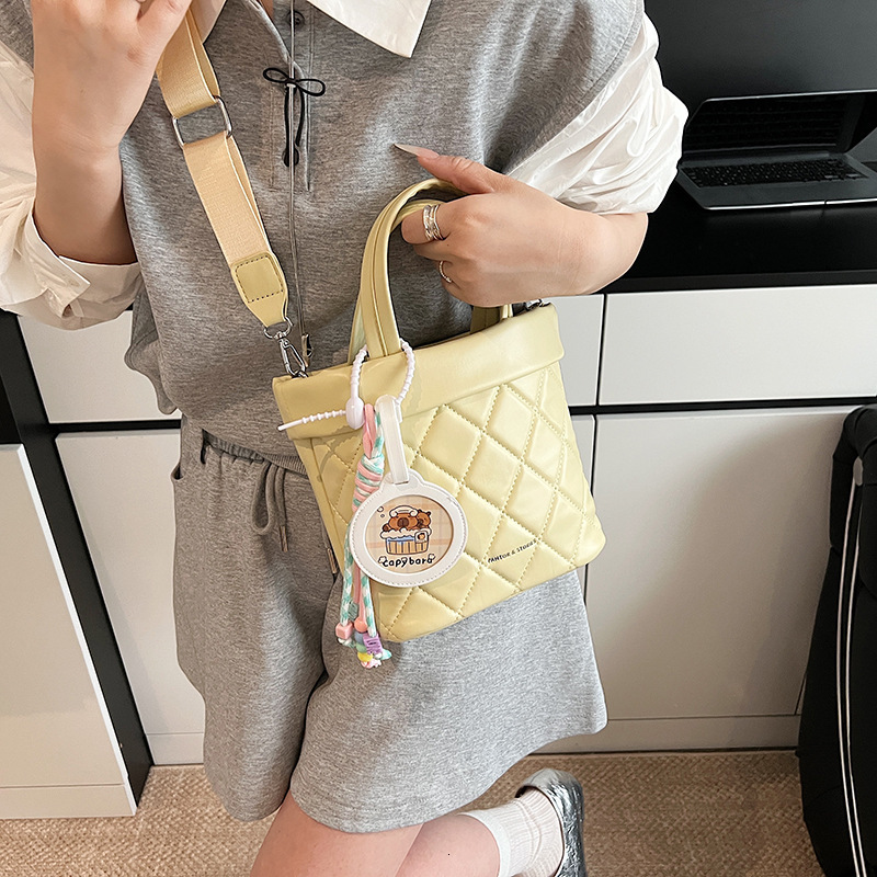 designer Fresh and Sweet Quilted Embroidered Handbag for Women, Korean Style Fashion Shoulder Bag, Large Capacity Ins Crossbody Tot