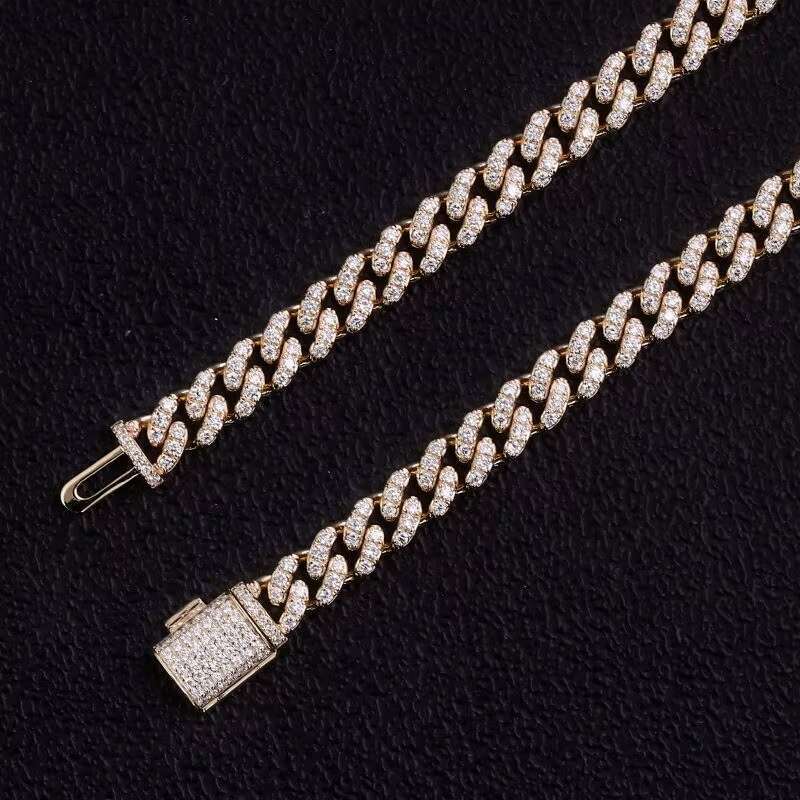 Cuban necklace is selling well. Hip-hop style necklace, suitable for both men and women.