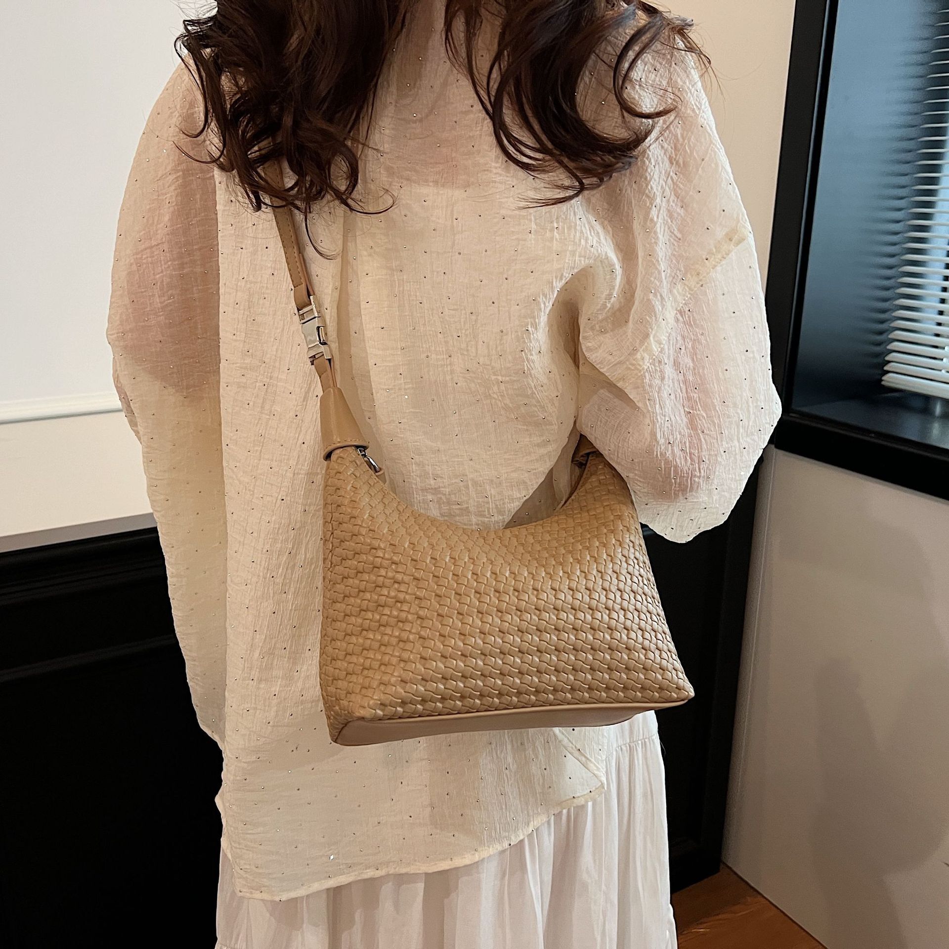 designer Large Capacity Underarm Bag for Women 2025 New Fashion Woven Shoulder Crossbody Bag Solid Color Handheld Dumpling Bag