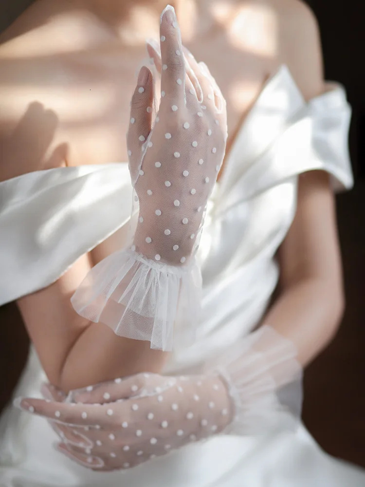 Bride Gloves Elegant Wedding Accessories Short Mesh Bridal White Lace Gloves For Women Bridesmaid Prom Party Gloves 250603