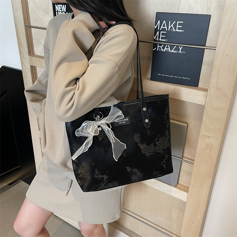 designer Korean Style Fashion Large Capacity Tote Bag Fashion Commuter Bag for Women Summer 2025 New Versatile Shoulder Tot