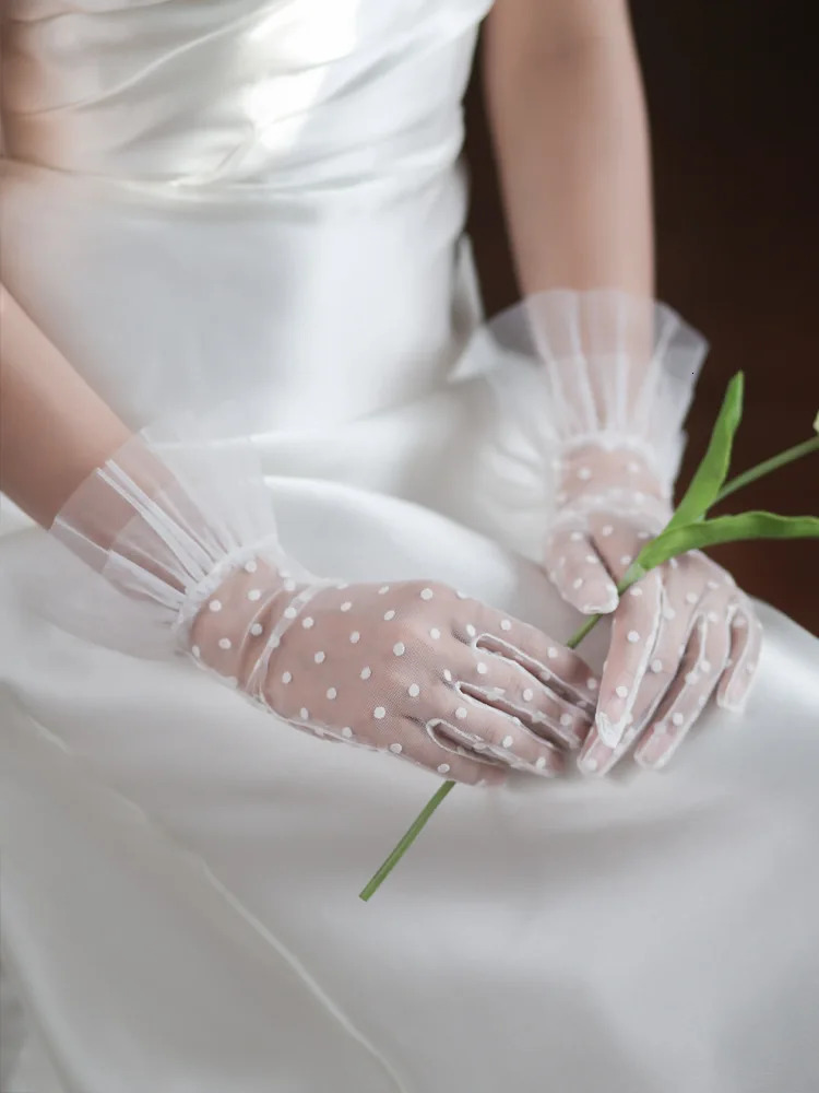 Bride Gloves Elegant Wedding Accessories Short Mesh Bridal White Lace Gloves For Women Bridesmaid Prom Party Gloves 250603