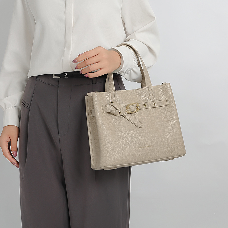 Free shipping Luxury Summer New Handheld Tote Bag Niche Design High-end Commuter Designer bags Versatile Shoulder Crossbody Bucket Bag