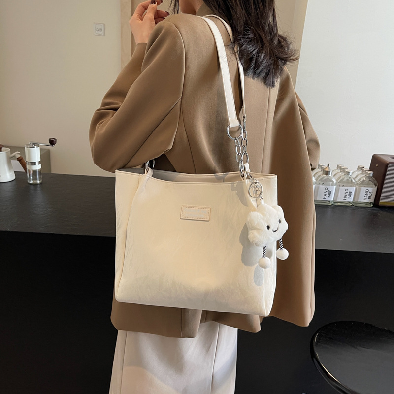 designer Casual Simple Underarm Bag 2025 New Versatile Fashion Commuter Shoulder Bag High-end Large Capacity Tote Bag for