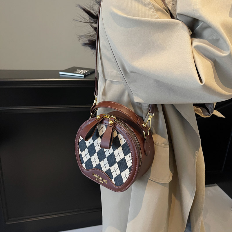 designer High-end Retro Quilted Bag 2025 New Fashion Handheld Round Bag French Niche Crossbody Small Round Bag for Women