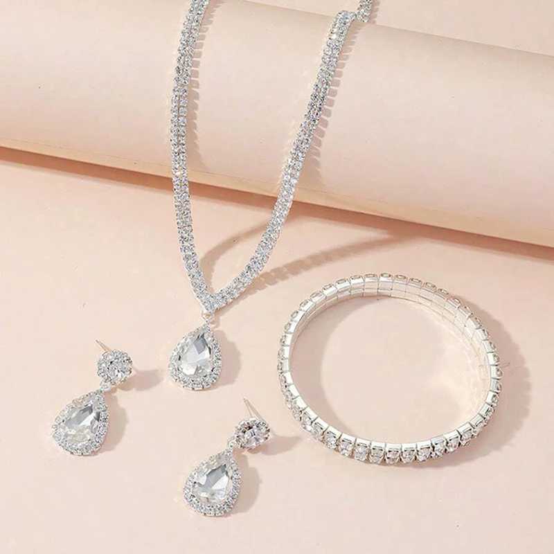 4 Pieces Luxurious Jewelry Set Exquisite Rhinestone Pendant Elegant Womens Crystal Silver Plated Necklace Earrings Set Z250607