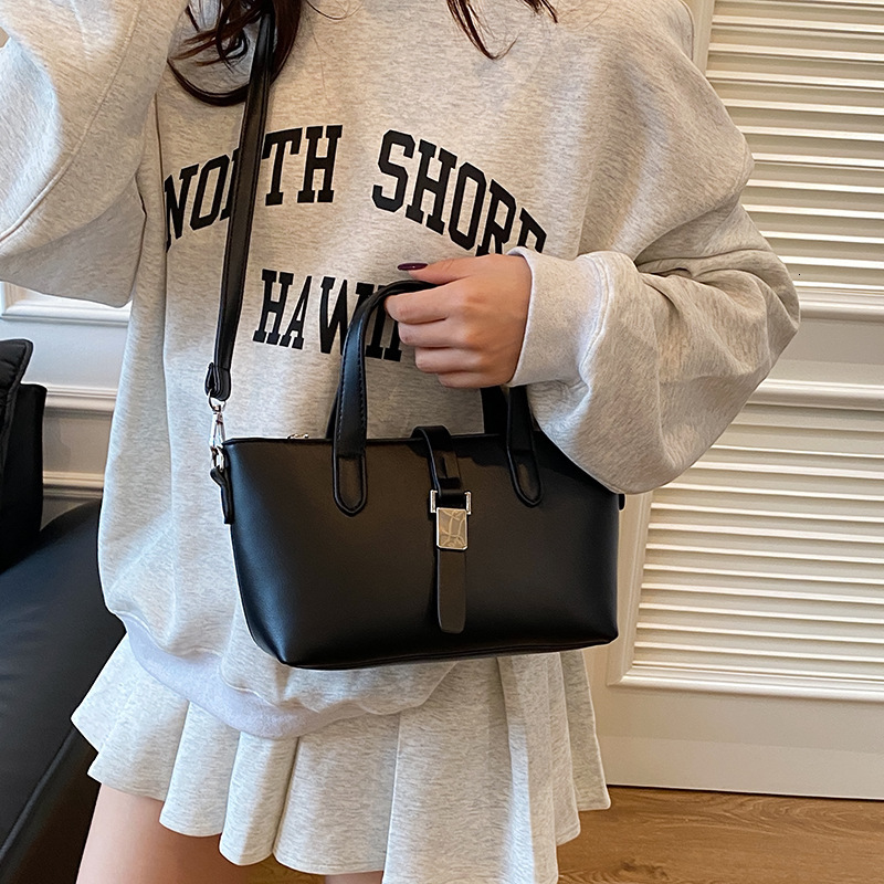 designer Vintage Niche High-End Tote Bag for Women 2025 New Versatile Fashion Handbag Shoulder Crossbody Bucke