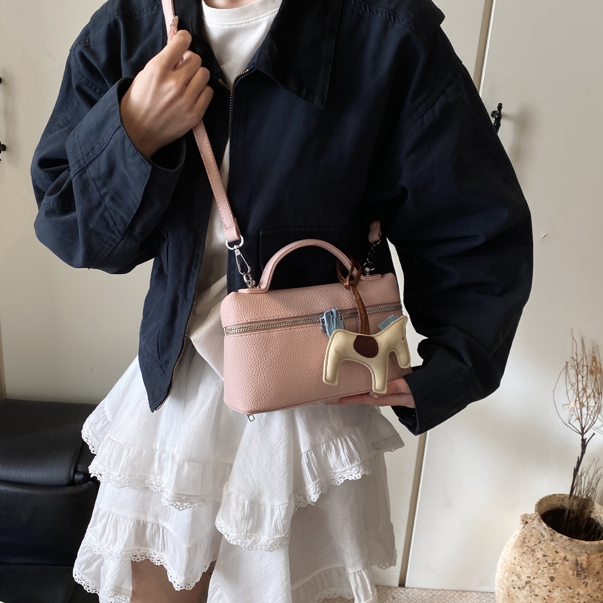 designer High-end Handheld Lunch Box Bag 2025 New Women's Bag Summer Trendy Textured Handbag Crossbody Bag Commuter Women's Bag