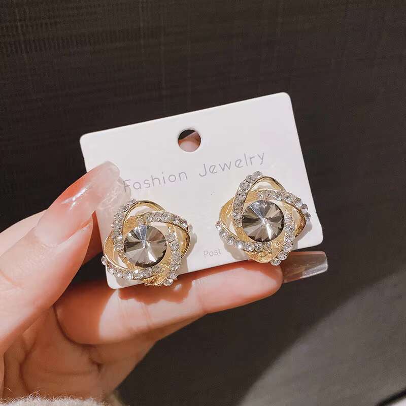Fashionable and delicate golden crystal diamond earrings with inlaid stones for daily wear by ladies; wedding jewelry for the bride.