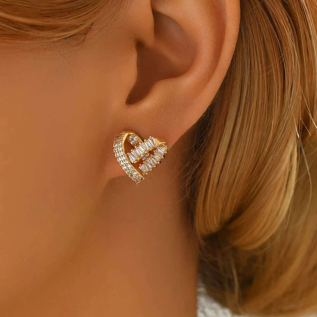 Womens Fashion Stud Earrings High Quality Pure Copper New Product Design Gifts with Rotating Heart and Zircon Stone