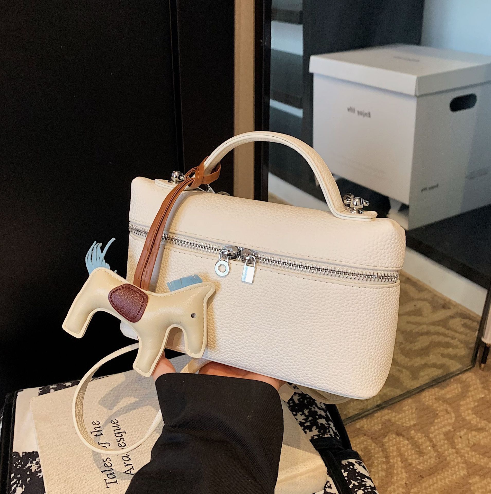 designer High-end Handheld Lunch Box Bag 2025 New Women's Bag Summer Trendy Textured Handbag Crossbody Bag Commuter Women's Bag