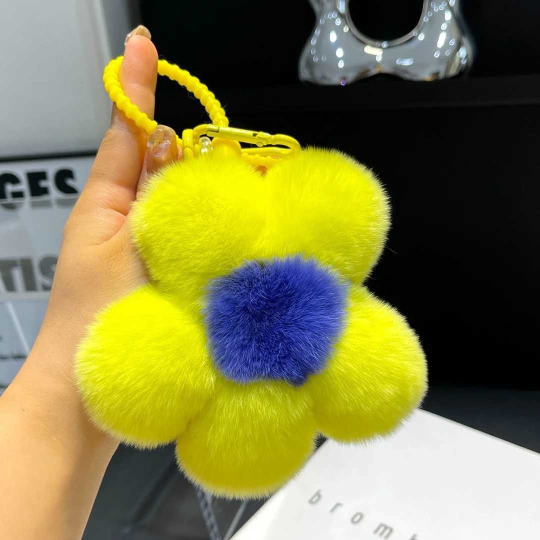 Real Rabbit Fur Creative Flower Pom Ball Keychain Cute Plush Flower Keychains Car Bag Pendant Accessories Moto Key Ring Gift Z250607
