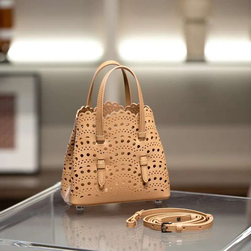 High-grade Hot Girl Hand-held Tote Female 2025 New Niche Design Retro Versatile Shoulder Bag