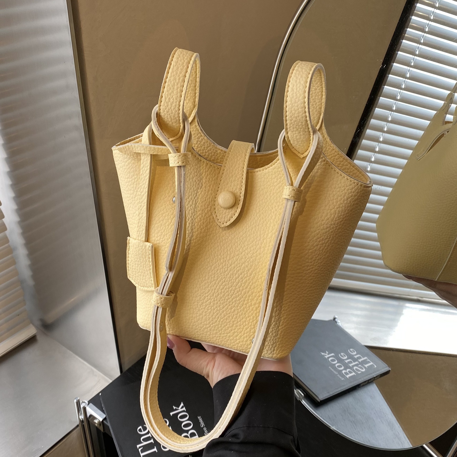 designer Handheld Vegetable Basket Bag for Women 2025 New Simple Niche Single Shoulder Crossbody Casual Soft Leather Versatile Bucket Bag