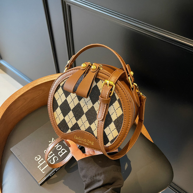 designer High-end Retro Quilted Bag 2025 New Fashion Handheld Round Bag French Niche Crossbody Small Round Bag for Women