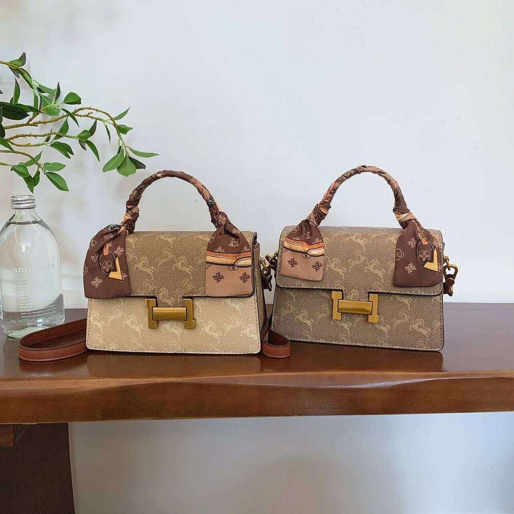 2025 Spring Women's Shoulder Bag, Niche Design Crossbody Tote, Stylish Versatile Premium Handbag For Daily Use