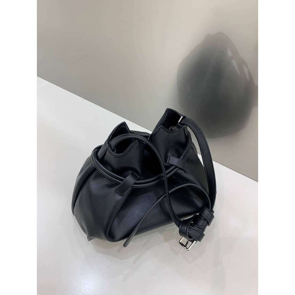 New Niche Soft Leather Tote for Women High end Commuter Bucket Crossbody Underarm Bag