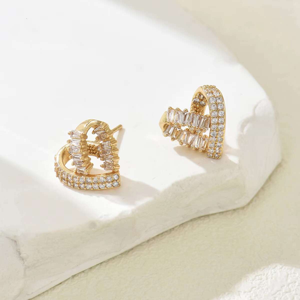 Womens Fashion Stud Earrings High Quality Pure Copper New Product Design Gifts with Rotating Heart and Zircon Stone