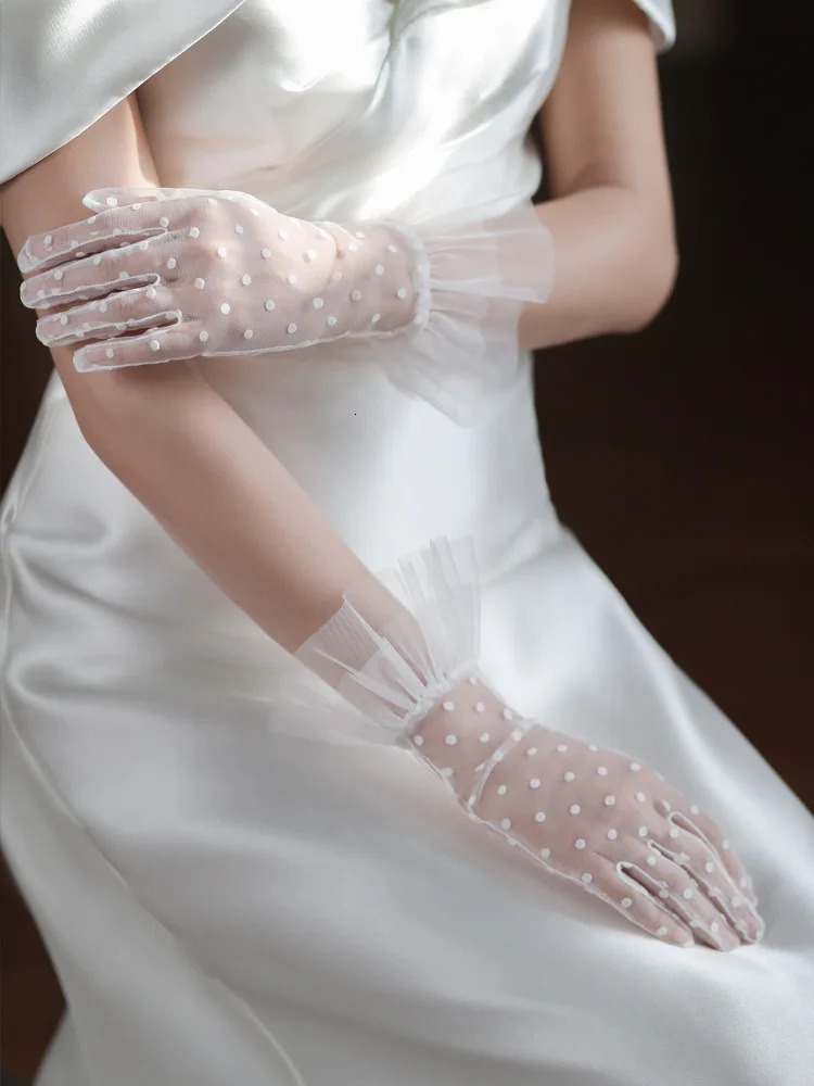 Bride Gloves Elegant Wedding Accessories Short Mesh Bridal White Lace Gloves For Women Bridesmaid Prom Party Gloves 250603