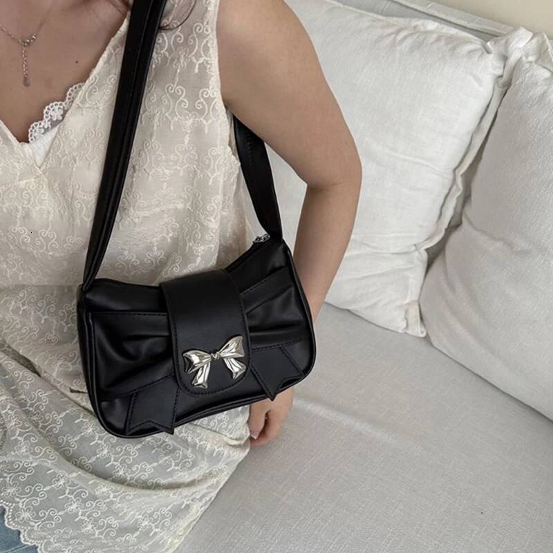 Men's single-shoulder bags, small niche ones with underarm bow ties, women's sweet and cool clutch bags