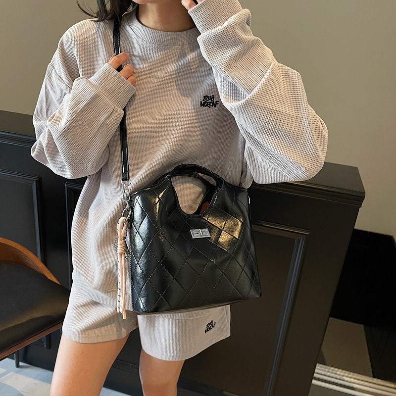 designer High-end Commuter Retro Bucket Bag for Women 2025 New Quilted Handbag Niche Fashion Single Shoulder Crossbody Bag