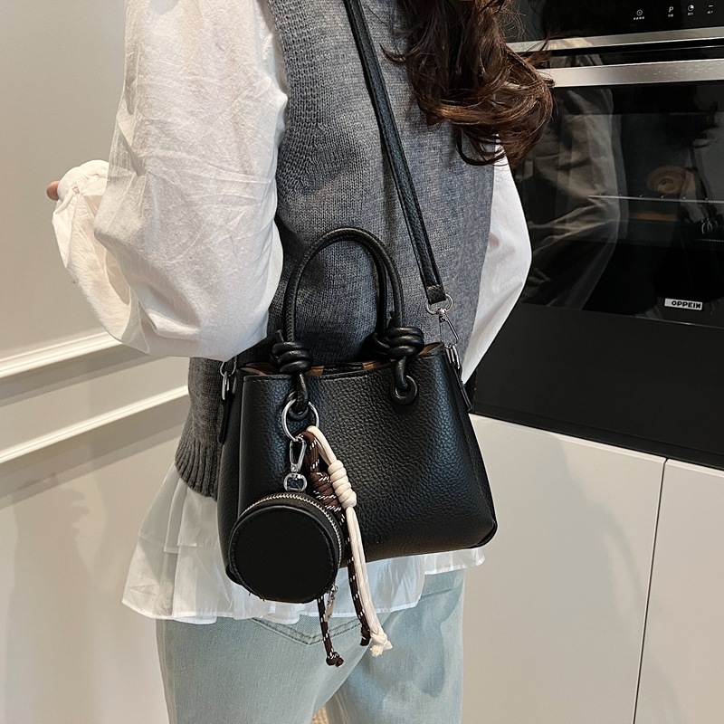 designer Niche Simple Trendy Fashion Handheld Bucket Bag for Women 2025 New Casual Commuter Handbag Shoulder Crossbody Bag