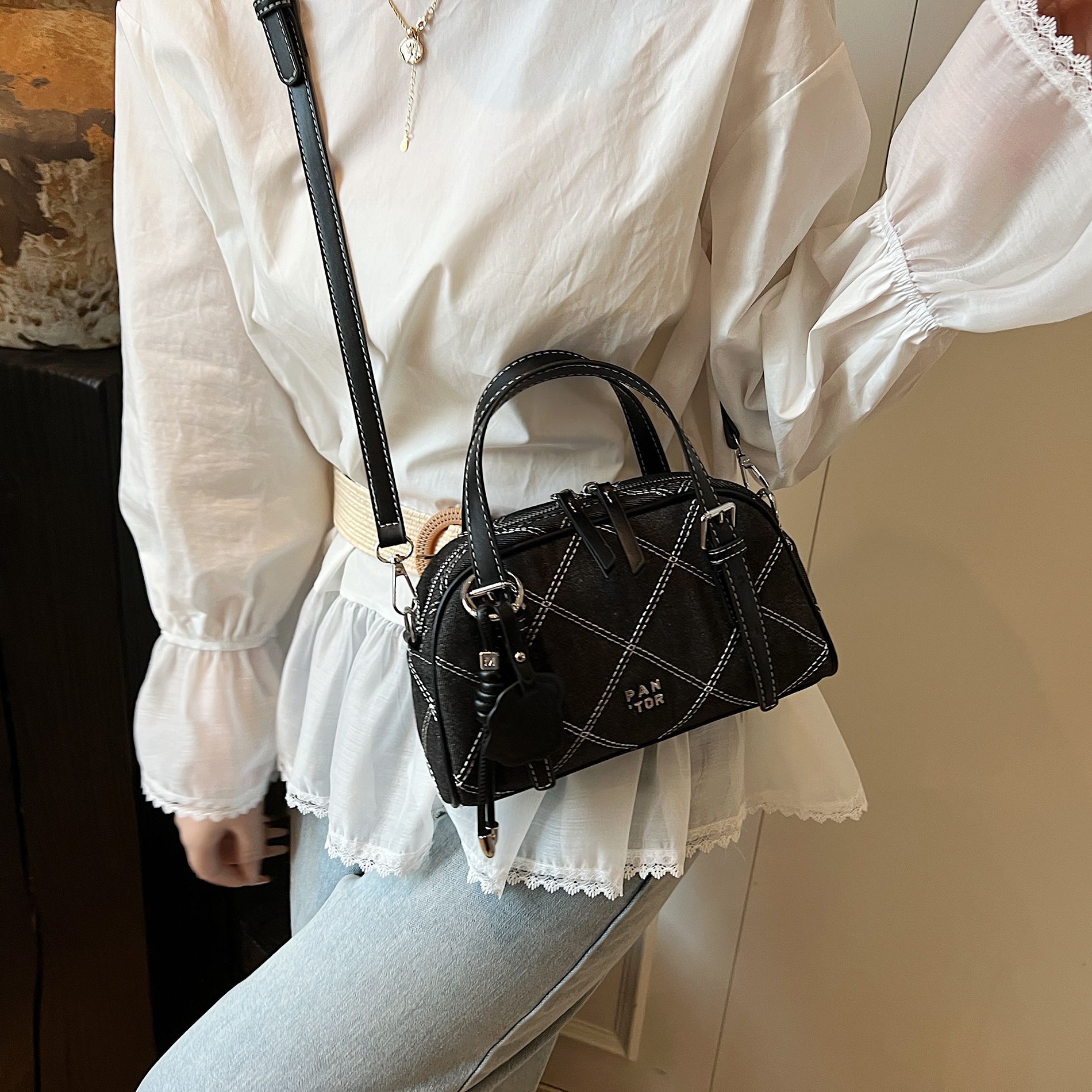 designer Minimalist Solid Color Handheld Bowling Ball Bag for Women 2025 New Spring Shoulder Crossbody Bag Fashion Versatile Pillo