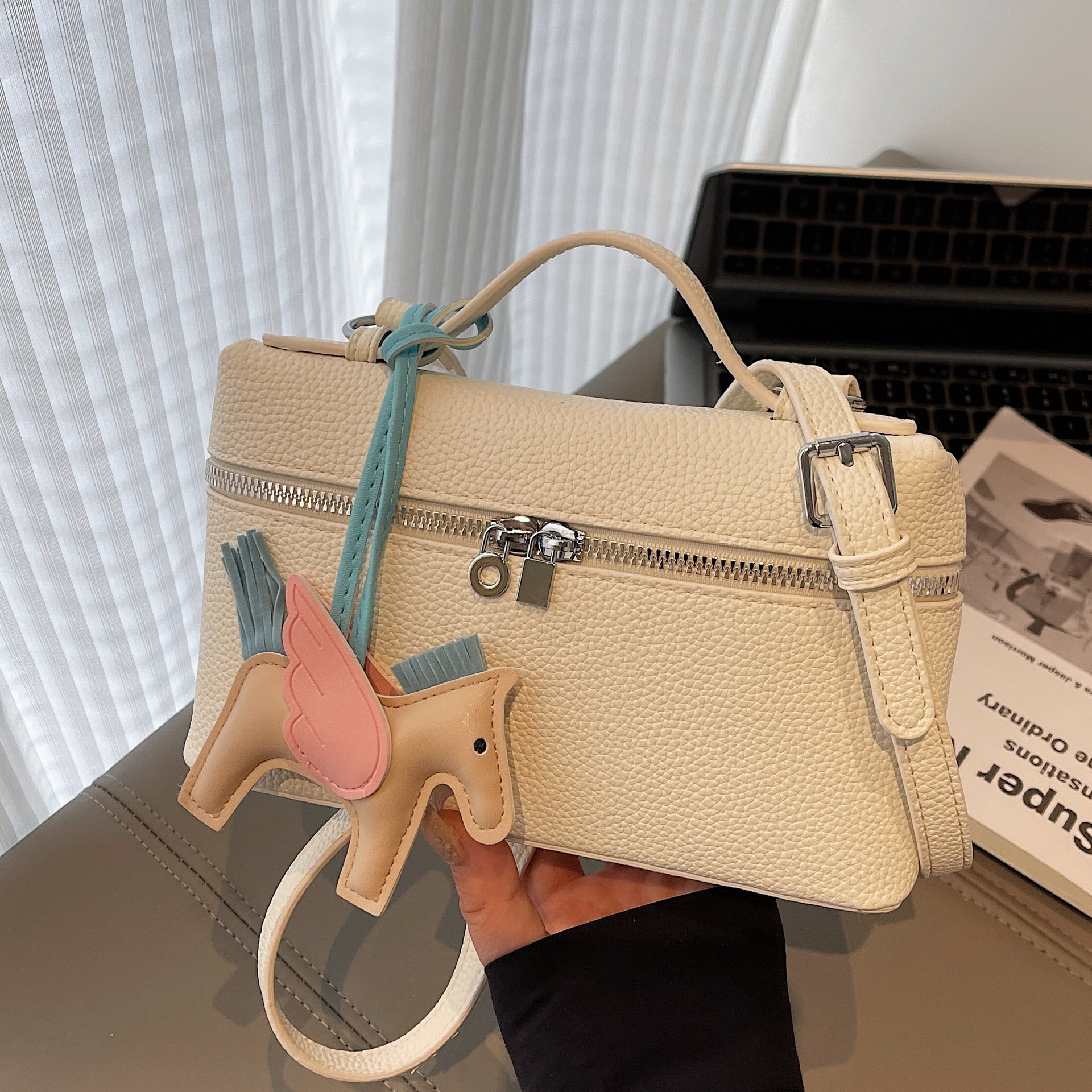 designer High-end Handbag Small Square Bag 2025 New Women's Bag Summer Trendy Textured Handbag Crossbody Bag Commuter Women's Bag