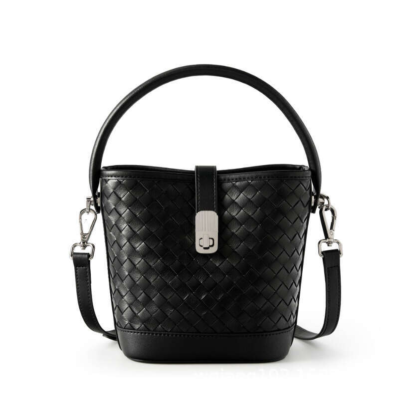 Top Layer Sheepskin Woven Bucket Women's 2025 New Handheld Crossbody High-end Commuter Shoulder Bag for Women GUHUISHU