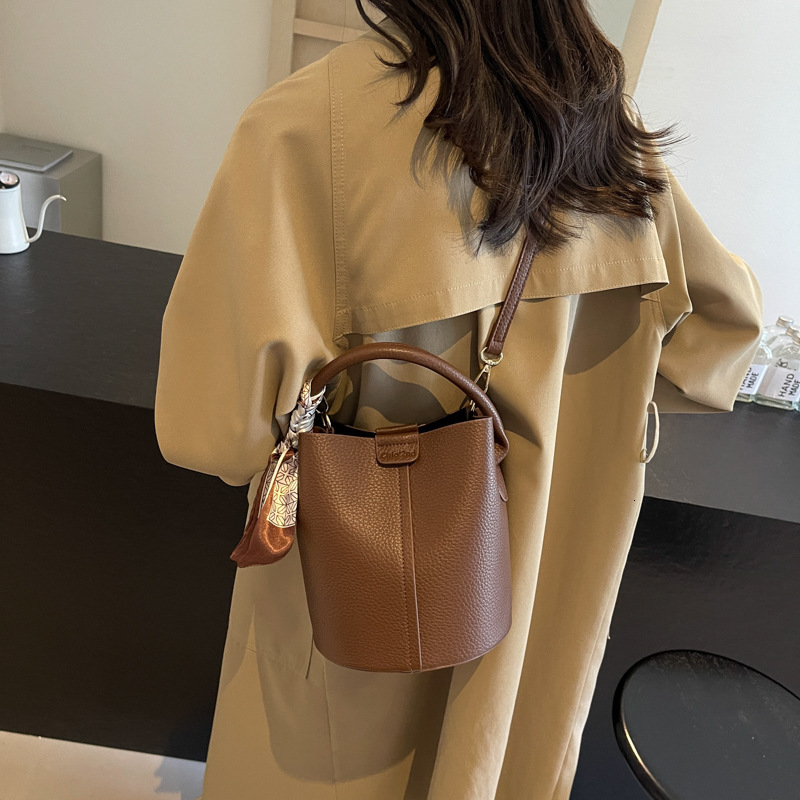 designer Vintage Fashion Handbag 2025 New French Style Fresh Shoulder Crossbody Bag Trendy Hot Style Bucket Bag Women's Bag