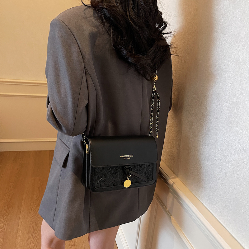 designer Niche Women's Bag 2025 New Spring Summer Fashion Simple Versatile Chain Crossbody Underarm Bag Commuter Small Square Bag