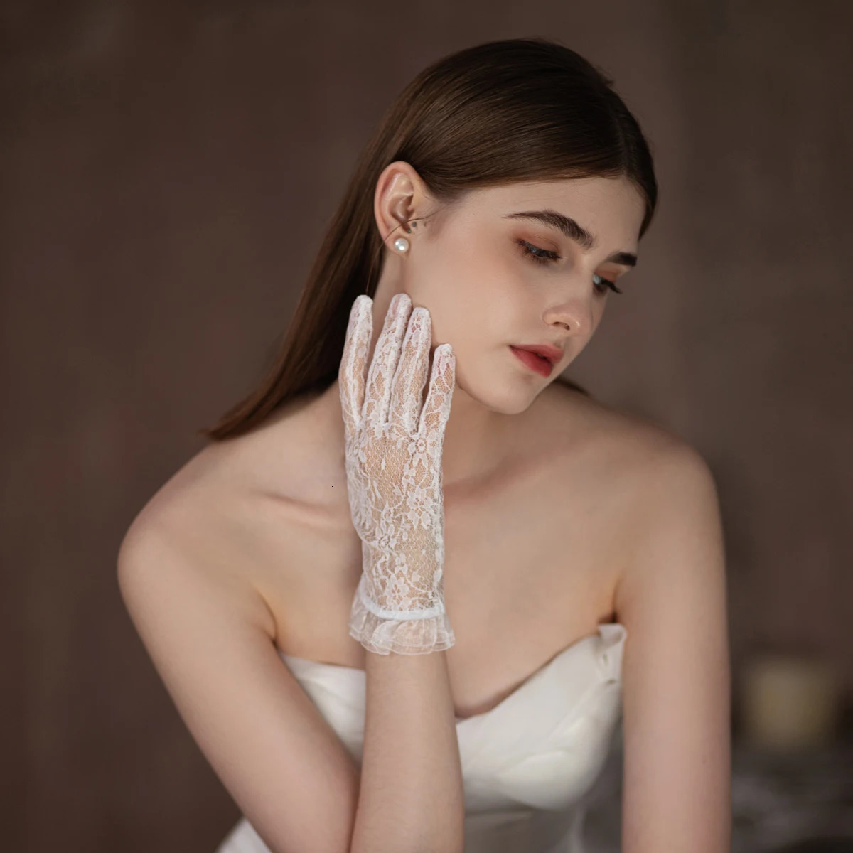 WG093 Vintage Wedding Bridal Gloves Lace Ruffled Edge White Short Wrist Bride Bridesmaid Handschuh Pageant Prom Handmade Gloves 250603