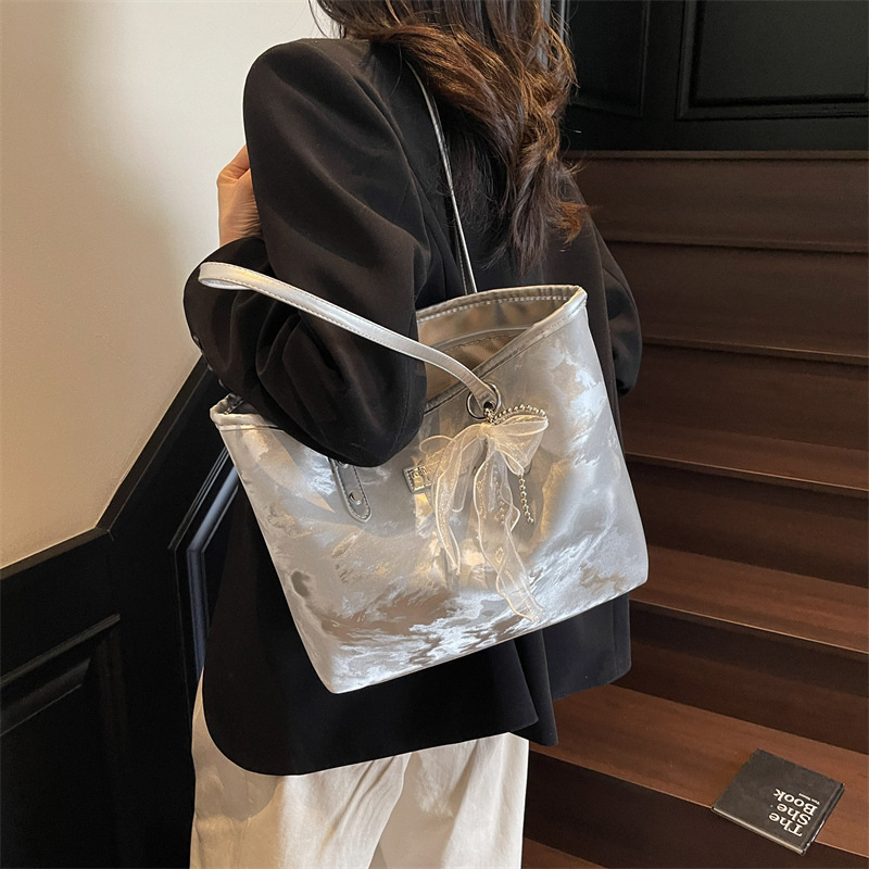 designer Korean Style Fashion Large Capacity Tote Bag Fashion Commuter Bag for Women Summer 2025 New Versatile Shoulder Tot