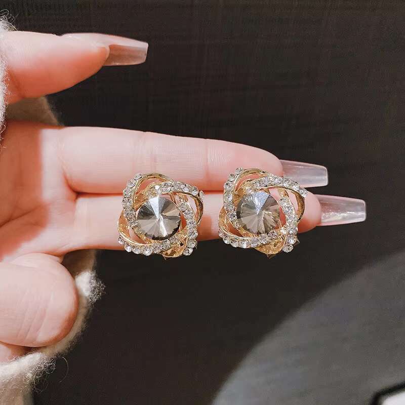 Fashionable and delicate golden crystal diamond earrings with inlaid stones for daily wear by ladies; wedding jewelry for the bride.