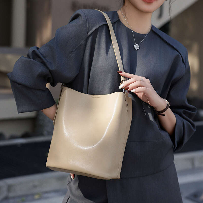 Leather bucket bag women's designer bags fashion retro crossbody bag commuting shoulder bag 2025 new genuine leather