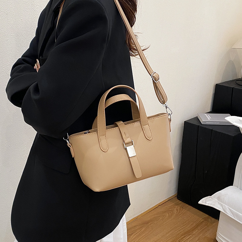 designer Vintage Niche High-End Tote Bag for Women 2025 New Versatile Fashion Handbag Shoulder Crossbody Bucke