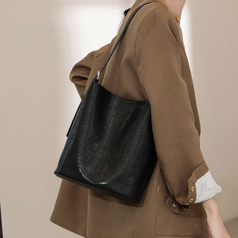 Leather bucket bag women's designer bags fashion retro crossbody bag commuting shoulder bag 2025 new genuine leather